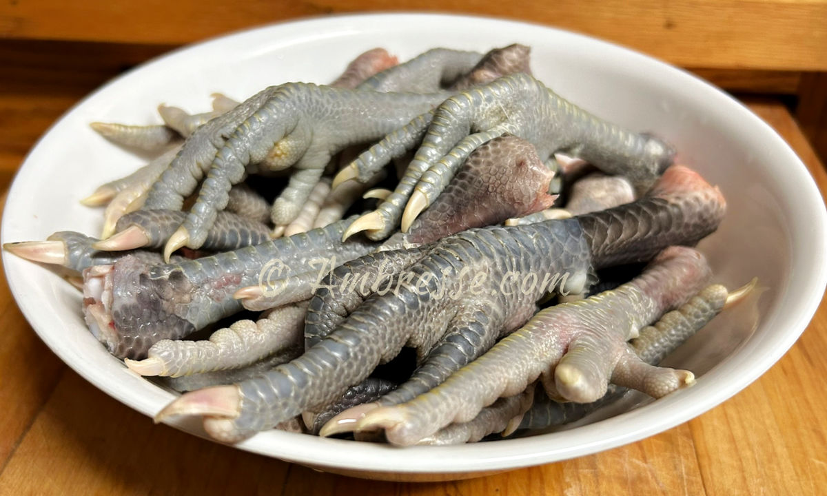 22 American Bresse chicken feet, cleaned and ready for the broth pot (9625).