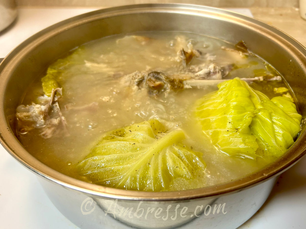 Simmering American Bresse bone broth (9616).