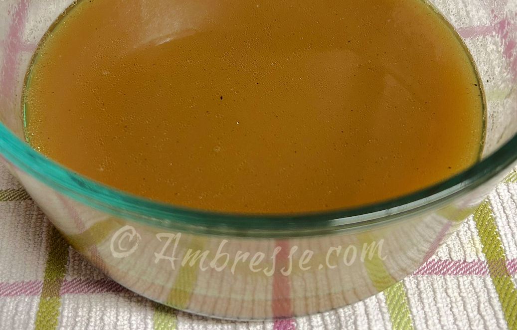 Amazingly rich chicken bone broth (9635a).